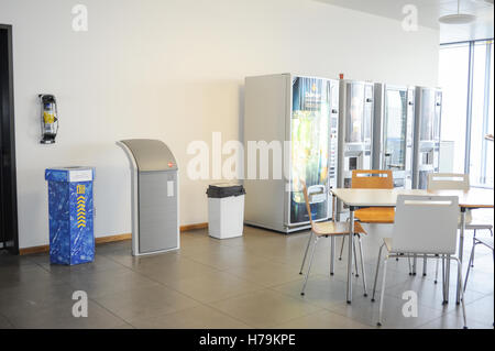 Genève, Suisse - 13 janvier 2014 : Les conteneurs de recyclage pet dans la cantine de l'entreprise Banque D'Images