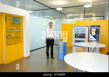 Genève, Suisse - 13 janvier 2014 : l'homme qui est le recyclage d'une bouteille de PET dans le contenant approprié dans la société cante Banque D'Images