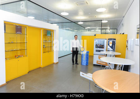 Genève, Suisse - 13 janvier 2014 : l'homme qui est le recyclage d'une bouteille de PET dans le contenant approprié dans la société cante Banque D'Images