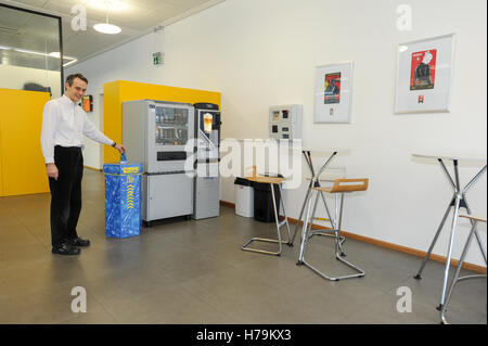 Genève, Suisse - 13 janvier 2014 : l'homme qui est le recyclage d'une bouteille de PET dans le contenant approprié dans la société cante Banque D'Images