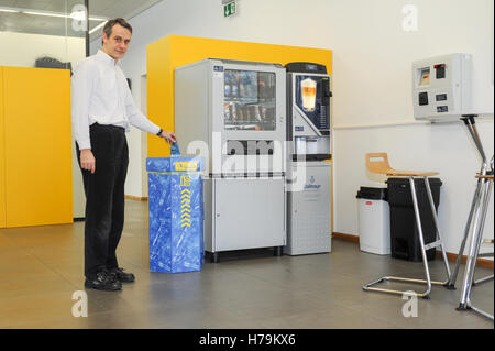 Genève, Suisse - 13 janvier 2014 : l'homme qui est le recyclage d'une bouteille de PET dans le contenant approprié dans la société cante Banque D'Images
