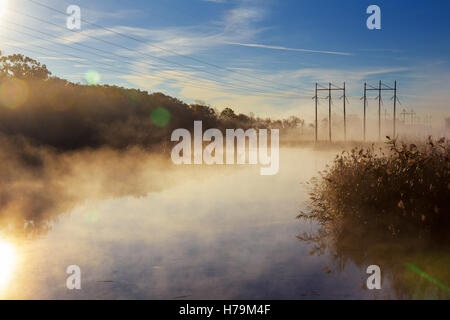 Matin brumeux sur la rivière rivière ciel brume d'automne Banque D'Images