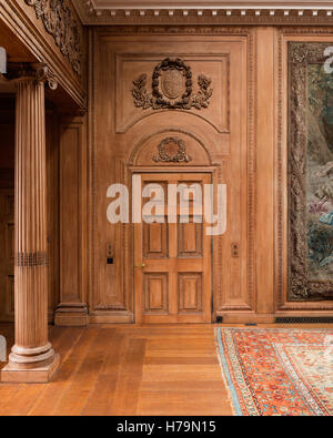 Porte en bois sculpté et pilier en 18e siècle Dumfries house, Ayrshire, Scotland Banque D'Images