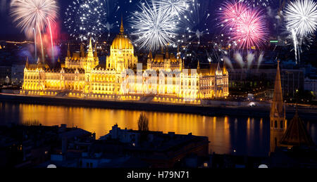 Nouvel An dans la ville - Le parlement de Budapest avec Fireworks Banque D'Images