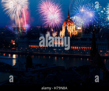 Nouvel An dans la ville - Le parlement de Budapest avec Fireworks Banque D'Images