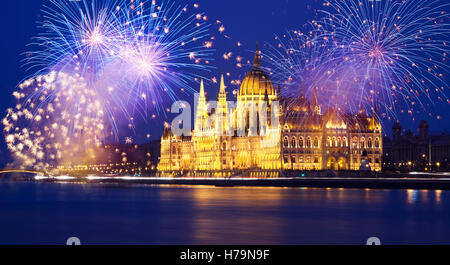 Nouvel An dans la ville - Le parlement de Budapest avec Fireworks Banque D'Images