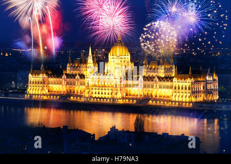 Nouvel An dans la ville - Le parlement de Budapest avec Fireworks Banque D'Images