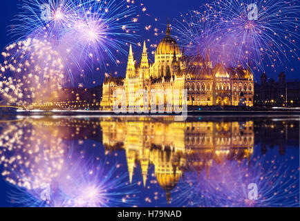 Nouvel An dans la ville - Le parlement de Budapest avec Fireworks Banque D'Images