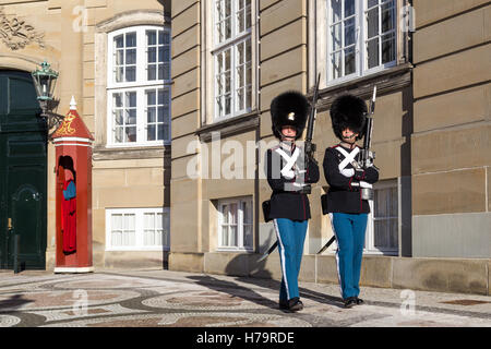 Copenhague, Danemark - 11 novembre 2016 : la vie à deux gardes royal Amalienborg Palace Banque D'Images