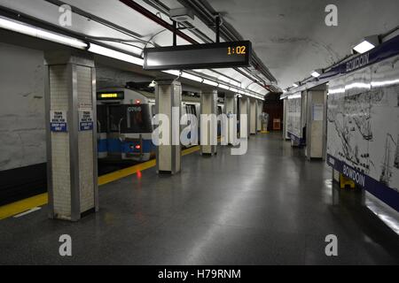 Une rame de métro tirant une station de métro sur la ligne bleue de Boston. Banque D'Images