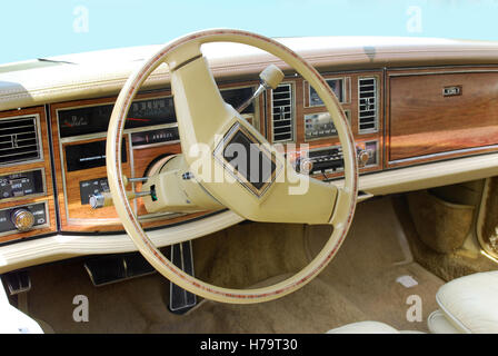 Oldtimer car dashboard et volant vintage Banque D'Images