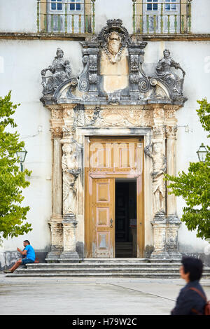 Vue générale de la cour du Palais Royal, une partie de l'Université de Coimbra, au Portugal Banque D'Images