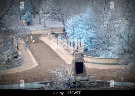 Glasgow Kelvingrove Park en caméra infra rouge qui contient à la fois l'université et le musée dans la zone du parc Banque D'Images