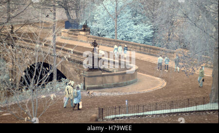 Glasgow Kelvingrove Park en caméra infra rouge qui contient à la fois l'université et le musée dans la zone du parc Banque D'Images