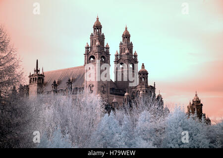 Glasgow du parc Kelvingrove Art Galleries à caméra infra rouge qui contient à la fois l'université et le musée dans la zone du parc Banque D'Images