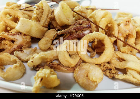 Crevettes, calmars et poulpes frits dans un plat blanc Banque D'Images