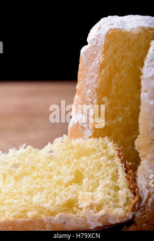 Gâteau de Pandoro et tranche avec le sucre à glacer Banque D'Images