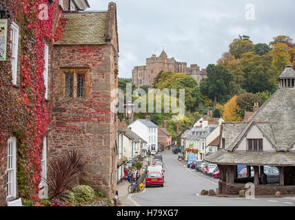 La rue principale du village de Dunster et Highcliffe négligé par château de Dunster près de Minehead, Somerset, England, UK Banque D'Images