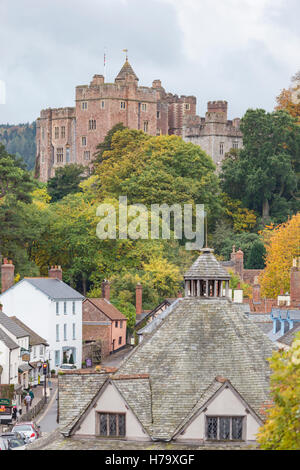 La rue principale du village de Dunster et Highcliffe négligé par château de Dunster près de Minehead, Somerset, England, UK Banque D'Images