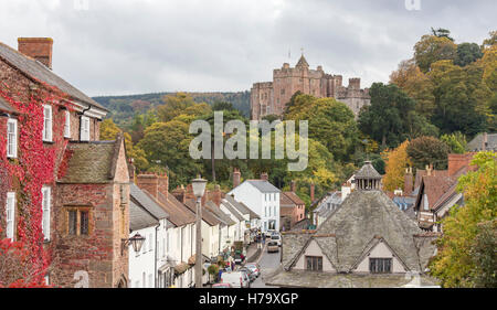 La rue principale du village de Dunster et Highcliffe négligé par château de Dunster près de Minehead, Somerset, England, UK Banque D'Images