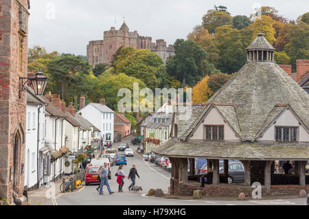 La rue principale du village de Dunster et Highcliffe négligé par château de Dunster près de Minehead, Somerset, England, UK Banque D'Images