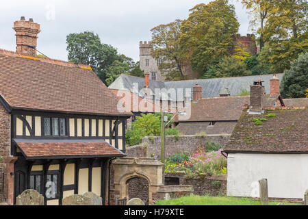 Village près de Minehead Dunster à la recherche de l'église de St George cimetière vers château de Dunster, Somerset, England, UK Banque D'Images