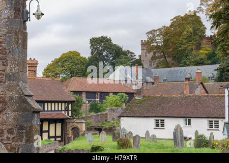 Village près de Minehead Dunster à la recherche de l'église de St George cimetière vers château de Dunster, Somerset, England, UK Banque D'Images