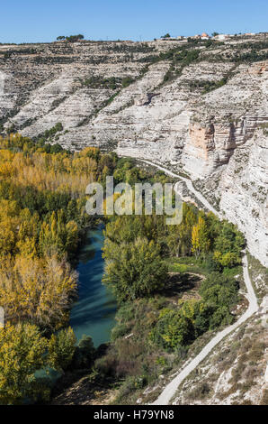 Vue panoramique de la vallée du fleuve Jucar au cours de l'automne, prendre à Alcala del Jucar, province d'Albacete, Espagne Banque D'Images