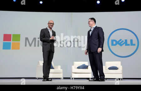 Satya Nadella, PDG de Microsoft, à gauche, et Michael Dell, Dell Inc., fondateur et PDG de Dell chez Dell World 2015 à Austin, Texas. Banque D'Images
