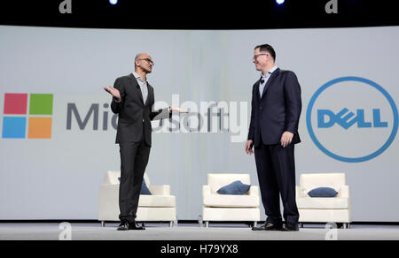 Satya Nadella, PDG de Microsoft, à gauche, et Michael Dell, Dell Inc., fondateur et PDG de Dell chez Dell World 2015 à Austin, Texas. Banque D'Images