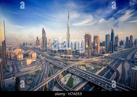 Dubai skyline avec belle ville près de l'autoroute la plus achalandée de la circulation Banque D'Images