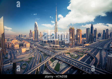 Dubai skyline avec belle ville près de l'autoroute la plus achalandée de la circulation Banque D'Images