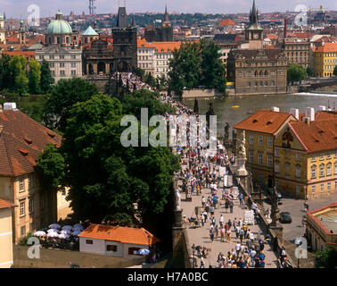 Les touristes sur le Pont Charles, Prague, République tchèque. Banque D'Images