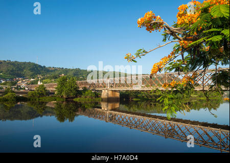 Carte postale panoramique vue sur le Dom Pedro II rustique pont de fer, de rejoindre la ville historique de Cachoeira avec São Félix, Bahia Brésil Banque D'Images