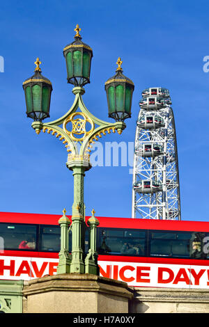 Londres, Angleterre, Royaume-Uni. London Eye / roue du millénaire sur la rive sud vu de la Queen's Promenade, sous le pont de Westminster. 'Ai