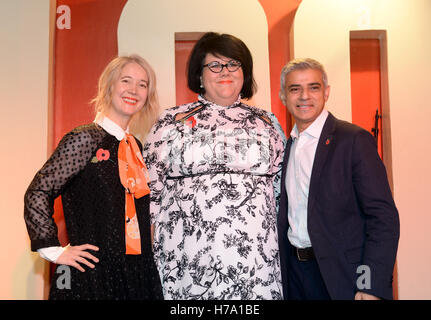 Adjoint au maire pour la culture Justine Simons (à gauche) et le maire de Londres Sadiq Khan, avec Amy boiteux (centre), qui a été nommé le premier tsar de Londres la nuit, au 100 Club, Londres. Banque D'Images