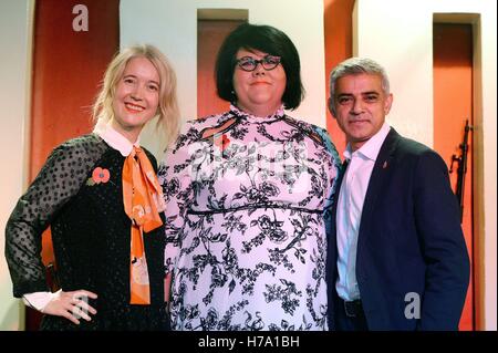 Adjoint au maire pour la culture Justine Simons (à gauche) et le maire de Londres Sadiq Khan, avec Amy boiteux (centre), qui a été nommé le premier tsar de Londres la nuit, au 100 Club, Londres. Banque D'Images