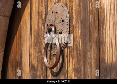 Ancien heurtoir brun rouillé sur un minable porte bleue libre. (Phikardou Fikardou) village. Chypre. Banque D'Images