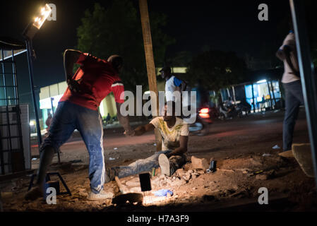 L'électrification rurale et de l'énergie solaire en Afrique subsaharienne. - 13/04/2016 - Burkina Faso / Dedougou - Dedougou (Burkina Faso), avril 13th, 2016- Grâce à l'équipement solaire, les gens peuvent travailler la nuit. - Nicolas Remene / Le Pictorium Banque D'Images