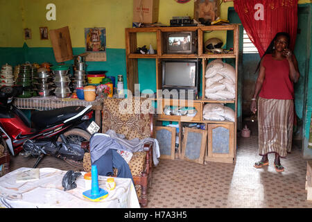 L'électrification rurale et de l'énergie solaire en Afrique subsaharienne. - 09/03/2016 - - Badara, Burkina Faso, Mars 9th, 2016 : dans la maison de la gérante d'un bar à Badara. - Nicolas Remene / Le Pictorium Banque D'Images