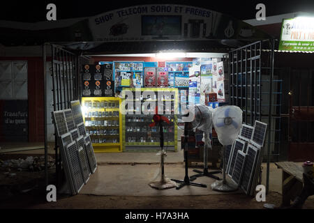 L'électrification rurale et de l'énergie solaire en Afrique subsaharienne. - 13/04/2016 - Burkina Faso / Dedougou - Dedougou (Burkina Faso), avril 13th, 2016- Boutiques de produits électriques. Un certain nombre de boutiques vente panneaux solaires dans la ville mais aussi dans les marchés à proximité des villages. - Nicolas Remene / Le Pictorium Banque D'Images