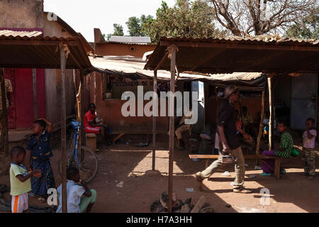 L'électrification rurale et de l'énergie solaire en Afrique subsaharienne. - 10/03/2016 - - Djigouera, Kenegoudou (Burkina), Mars 10th, 2016 : Adama Traore dans son poisson shop. Son kit de SHS (Solar Home System) lui donner assez d'électricité pour garder ses poissons et la fraîcheur des boissons, ou pour charger les téléphones cellulaires. - Nicolas Remene / Le Pictorium Banque D'Images