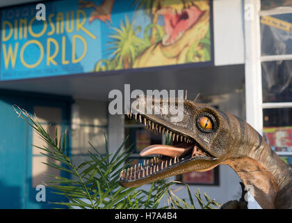 Dinosaure Publicité et enseigne à l'extérieur Dinosaur World Torquay, Devon UK Banque D'Images