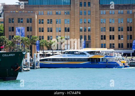 Manly fast ferry et le Musée de l'Art Contemporain au terminal de ferry de Circular Quay, le centre-ville de Sydney, Nouvelle Galles du Sud, Australie Banque D'Images