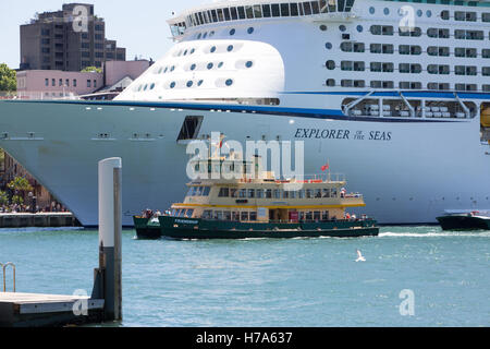 Navire de Royal Caribbean Explorer of the Seas à Sydney avec ferry terminal passagers d'outre-mer aux côtés de Circular Quay, Sydney, Banque D'Images