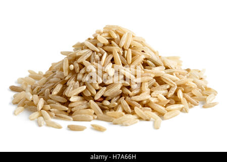 Tas de riz brun à grain long isolé sur blanc. Banque D'Images