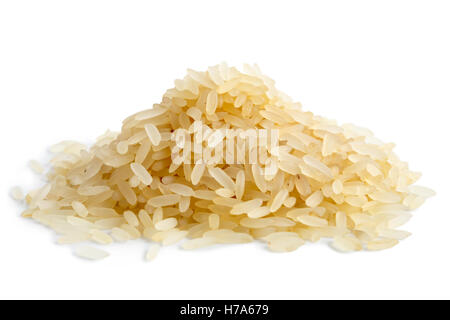 Tas de riz étuvé à grain long isolé sur blanc. Banque D'Images