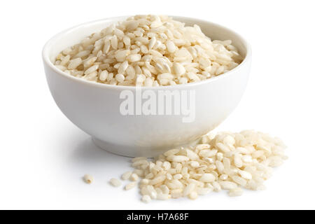 Bol de riz Arborio riz blanc à grain court isolé sur blanc. Riz renversé. Banque D'Images