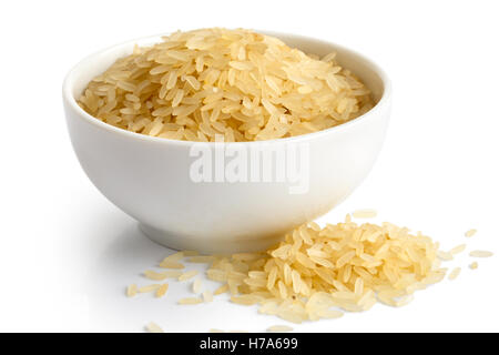 Bol de riz long grain isolé sur blanc. Riz renversé. Banque D'Images