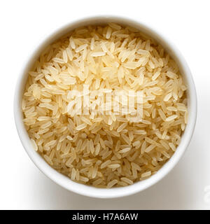 Bol de riz long grain isolé sur blanc de ci-dessus. Banque D'Images